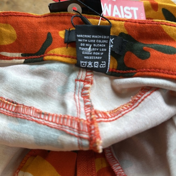 Redfox NWT women’s size Large red/orange camo cargo pants hot!!!! - Picture 5 of 11